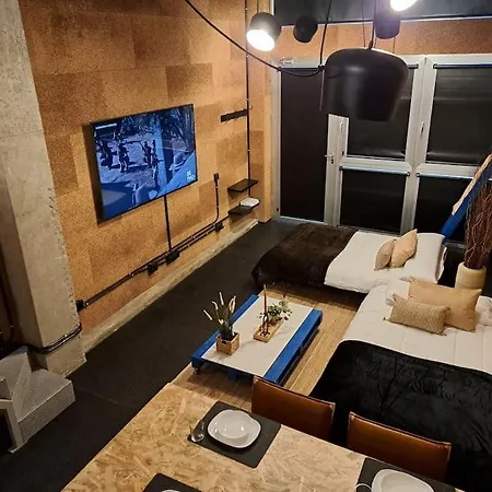 Vibescoruna - Loft Industrial Comercio א-קורוניה